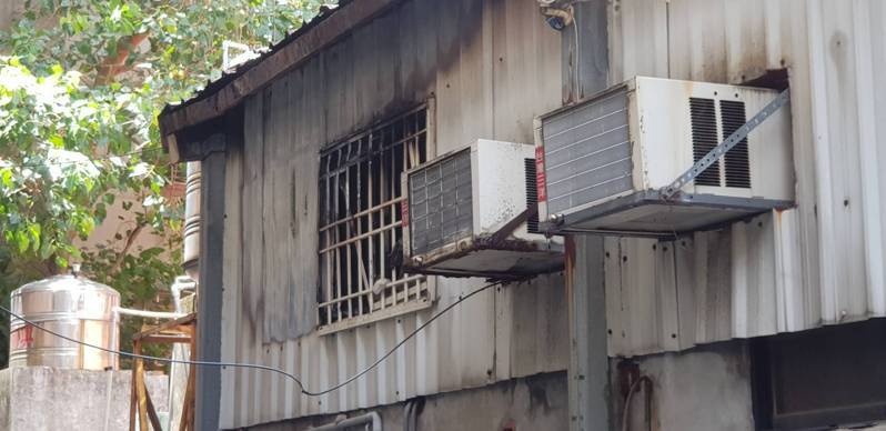 新北市三重區重新路一間民宅今天凌晨竄出惡火，葉姓男子命喪火窟，今天上午警、消重回現場採證釐清起火原因。記者曾伯愷／攝影