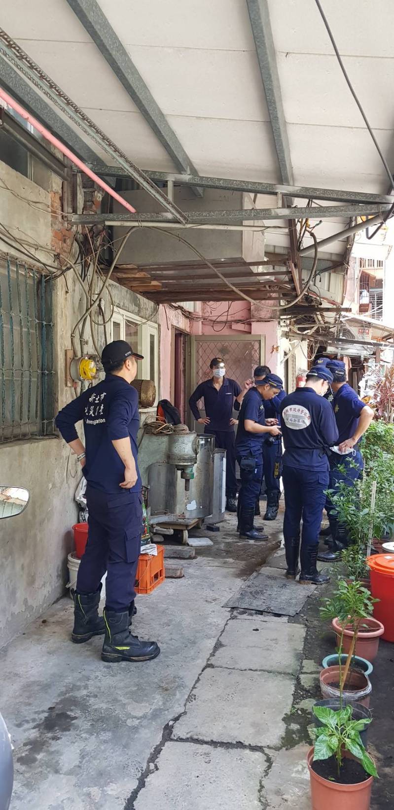 新北市三重區重新路一間民宅今天凌晨竄出惡火，葉姓男子命掃喪火窟，今天上午警、消重回現場採證釐清起火原因。記者曾伯愷／攝影