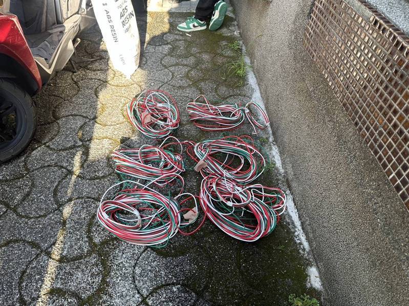 朱姓男子日前偷走自己工地的電線,食髓知味第二次下手,當場被逮個正著。記者翁至成/翻攝 朱姓男子日前偷走自己工地的電線,食髓知味第二次下手,當場被逮個正著。記者翁至成/翻攝