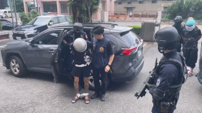 逃亡5天的脫逃曾嫌被嘉義縣水上分局警方逮捕歸案，圖右後方為接應的劉姓嫌犯。圖／翻攝畫面