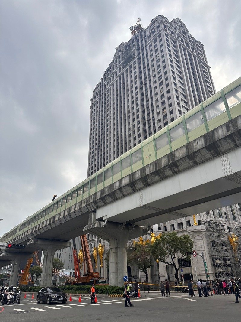 興富發文心愛悅建案去年5月10日發生吊臂砸中台中捷運車廂釀1死10傷。圖/報系資料照 興富發文心愛悅建案去年5月10日發生吊臂砸中台中捷運車廂釀1死10傷。圖/報系資料照
