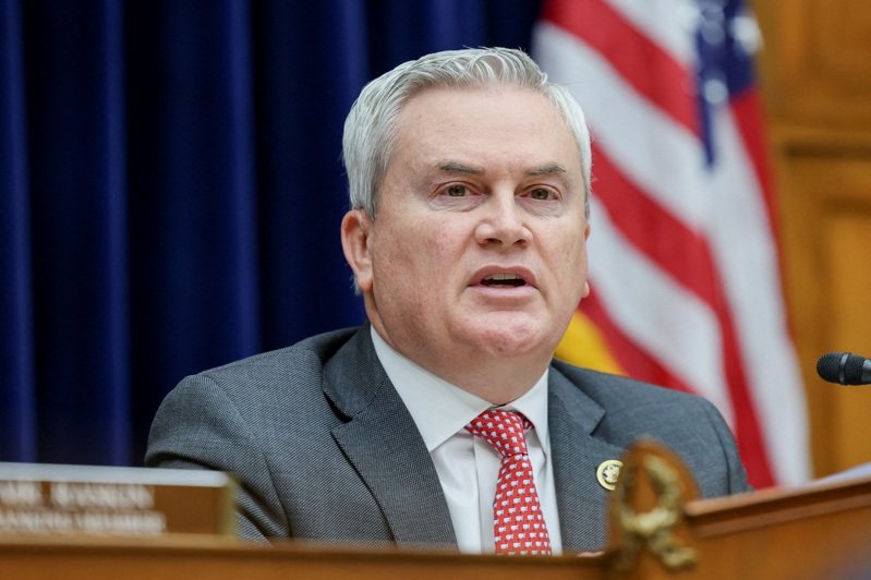 共和黨籍的眾院監督委員會主席、共和黨眾議員柯默宣布，將調查民主黨副總統候選人華茲與中國之間的經歷關係。(路透)
