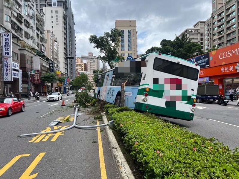 張姓男子今天下午駕駛三重客運811公車,疑因突然頭暈,人車衝撞中央分隔島,釀一人受傷。記者曾伯愷/翻攝 張姓男子今天下午駕駛三重客運811公車,疑因突然頭暈,人車衝撞中央分隔島,釀一人受傷。記者曾伯愷/翻攝