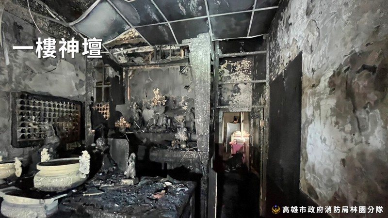 高市林園區王公路8月11日深夜一處透天私人神壇涉遭人點鞭炮縱火,1樓神壇幾乎完全燒毀。圖/取自高雄市林園消防分隊臉書粉絲團 高市林園區王公路8月11日深夜一處透天私人神壇涉遭人點鞭炮縱火,1樓神壇幾乎完全燒毀。圖/取自高雄市林園消防分隊臉書粉絲團