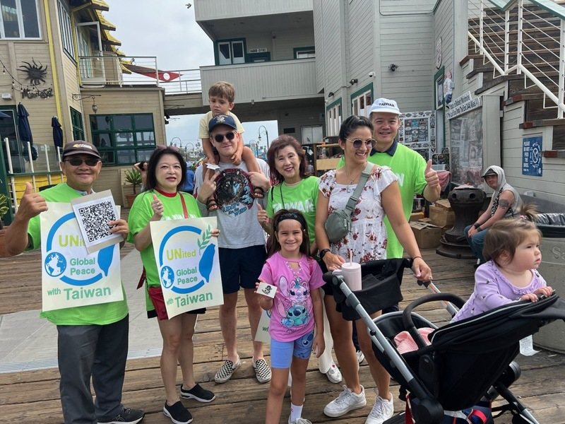 台灣僑胞17日在洛杉磯的觀光勝地聖塔蒙尼加碼頭（Santa Monica Pier）遊行，向美國各界宣傳，支持台灣參與聯合國。有觀光客停下腳步合影，表達支持台灣。圖／中央社