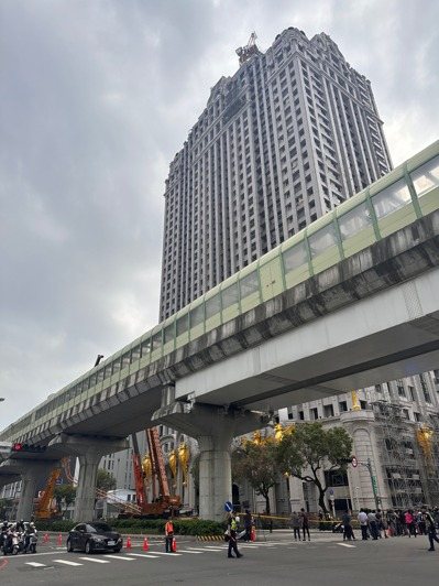 興富發文心愛悅建案去年5月10日發生吊臂砸中台中捷運車廂釀1死15傷。圖/報系資料照 興富發文心愛悅建案去年5月10日發生吊臂砸中台中捷運車廂釀1死15傷。圖/報系資料照
