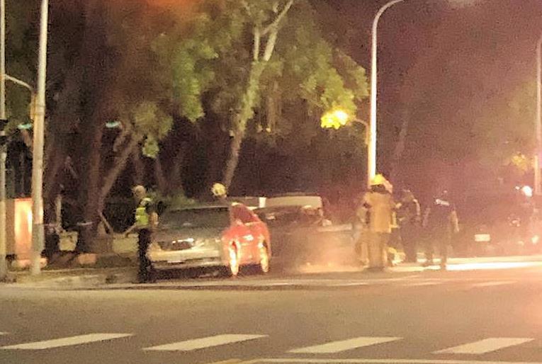 嘉義縣治特區祥和三路傳汽車火警,消防局派遣人車及時撲滅,但迷漫焦臭味。圖/翻攝朴子民意觀察站臉書 嘉義縣治特區祥和三路傳汽車火警,消防局派遣人車及時撲滅,但迷漫焦臭味。圖/翻攝朴子民意觀察站臉書