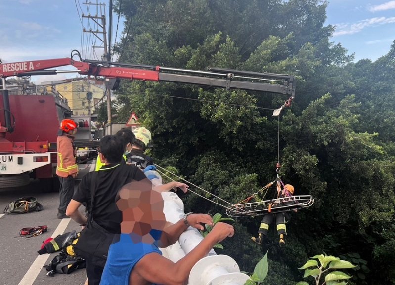 張姓男大生騎車過彎失控，自撞新北市鶯歌區大湖路一座橋頭，張男墜落六米高橋底，所幸送醫沒有生命危險。記者曾伯愷／翻攝