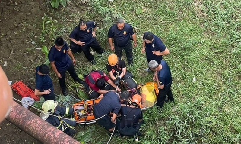 張姓男大生騎車過彎失控，自撞新北市鶯歌區大湖路一座橋頭，張男墜落六米高橋底，所幸送醫沒有生命危險。記者曾伯愷／翻攝