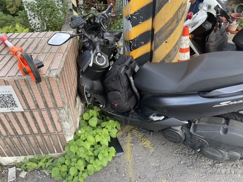 張姓男大生騎車過彎失控，自撞新北市鶯歌區大湖路一座橋頭，張男墜落六米高橋底，所幸送醫沒有生命危險。記者曾伯愷／翻攝