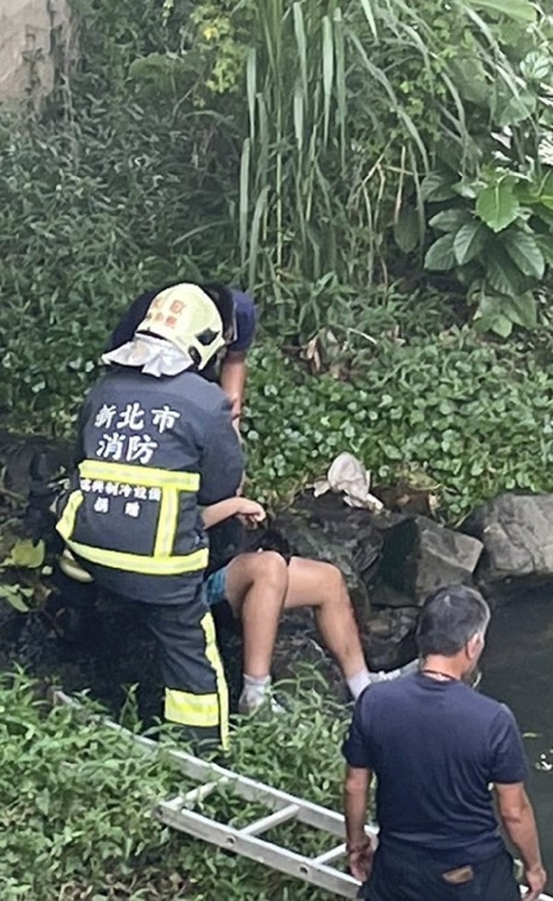 張姓男大生騎車過彎失控，自撞新北市鶯歌區大湖路一座橋頭，張男墜落六米高橋底，所幸送醫沒有生命危險。記者曾伯愷／翻攝
