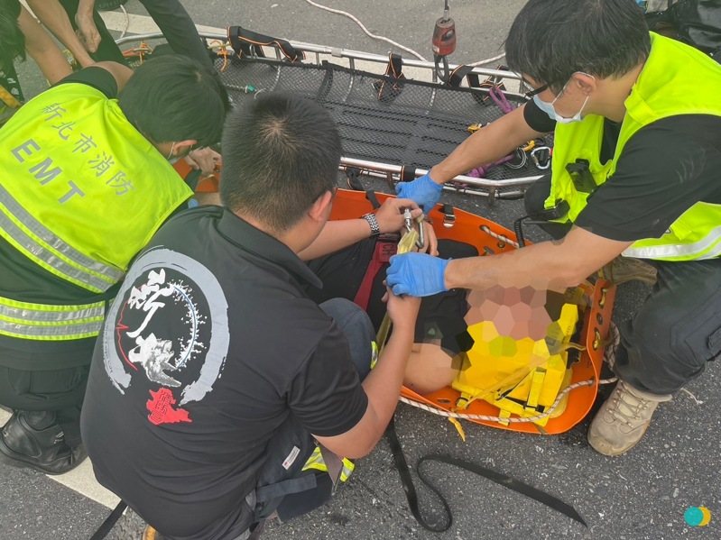 張姓男大生騎車過彎失控，自撞新北市鶯歌區大湖路一座橋頭，張男墜落六米高橋底，所幸送醫沒有生命危險。記者曾伯愷／翻攝