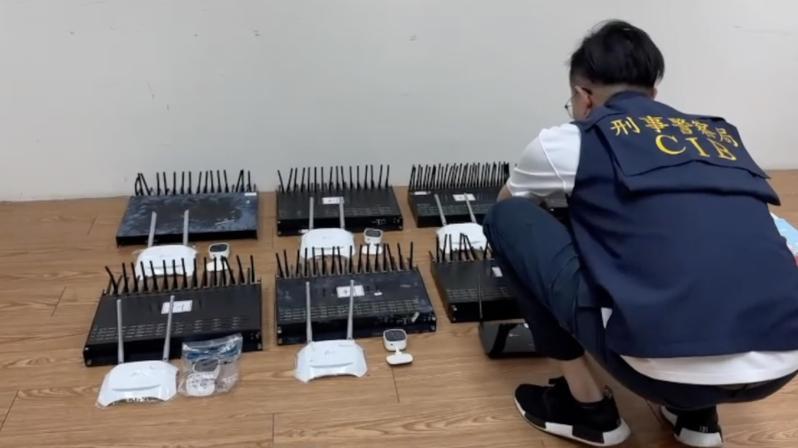 台南市陳姓男子等2人涉替詐團租賃套房,架設DMT設備詐騙台灣人,刑事局中打六隊收網抓人,查扣相關犯案工具。記者陳宏睿/翻攝 台南市陳姓男子等2人涉替詐團租賃套房,架設DMT設備詐騙台灣人,刑事局中打六隊收網抓人,查扣相關犯案工具。記者陳宏睿/翻攝