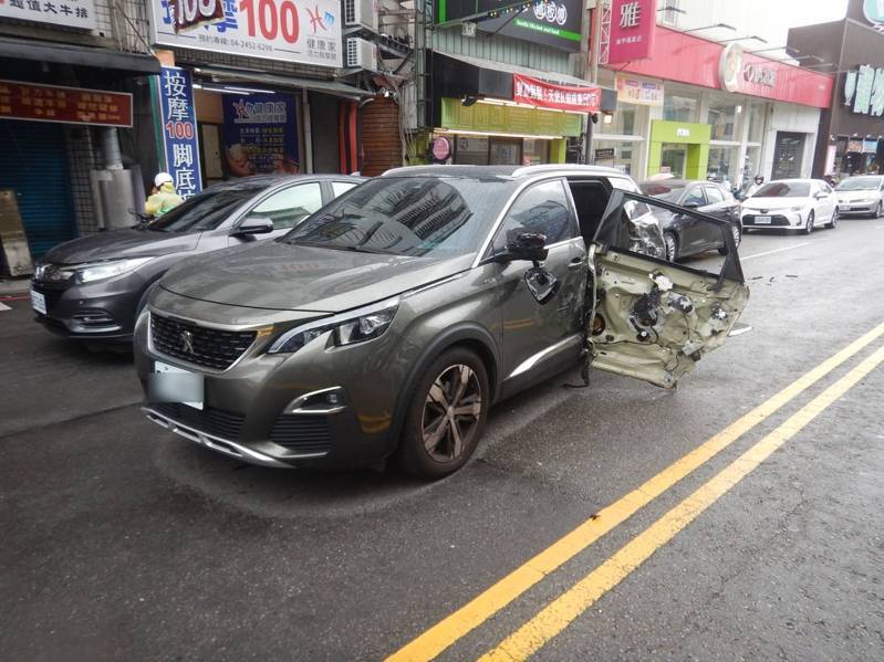 台中市吳姓男子今天下午駕駛休旅車行經逢甲商圈時,被違規逆向的吊車撞上,車門毀損。記者陳宏睿/翻攝 台中市吳姓男子今天下午駕駛休旅車行經逢甲商圈時,被違規逆向的吊車撞上,車門毀損。記者陳宏睿/翻攝