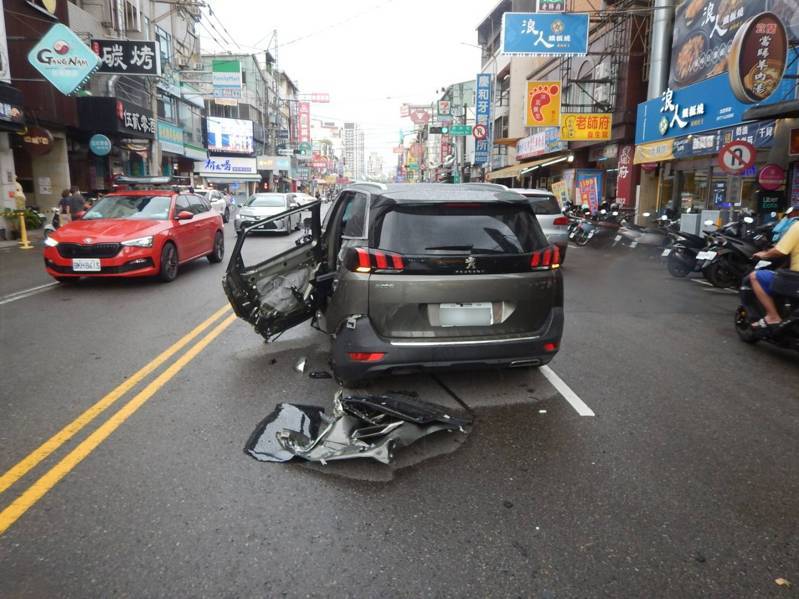 台中市吳姓男子今天下午駕駛休旅車行經逢甲商圈時,被違規逆向的吊車撞上,車門毀損。記者陳宏睿/翻攝 台中市吳姓男子今天下午駕駛休旅車行經逢甲商圈時,被違規逆向的吊車撞上,車門毀損。記者陳宏睿/翻攝