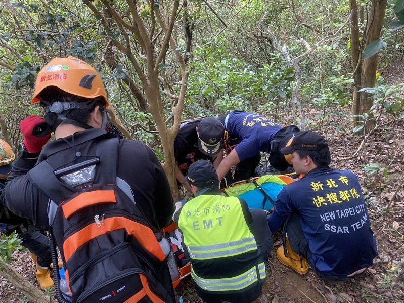 郭姓男子今天在新北市瑞芳區南子吝步道跌倒,造成左腳骨折,消防人員前往救援,用捲式擔架搬運下山後,送醫脫險。記者邱瑞杰/翻攝 郭姓男子今天在新北市瑞芳區南子吝步道跌倒,造成左腳骨折,消防人員前往救援,用捲式擔架搬運下山後,送醫脫險。記者邱瑞杰/翻攝