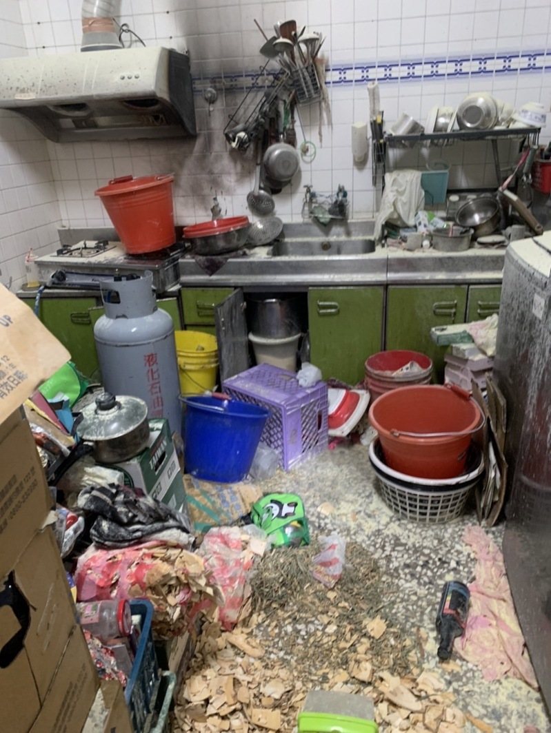 南市新化住宅起火瓦斯筒桶爆炸,屋內一片狼籍。圖/民眾提供 南市新化住宅起火瓦斯筒桶爆炸,屋內一片狼籍。圖/民眾提供