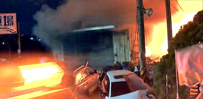 嘉義縣大林鎮小型賽車場維修廠房傳火警,嘉縣消防局派遣人車搶救。圖/翻攝畫面 嘉義縣大林鎮小型賽車場維修廠房傳火警,嘉縣消防局派遣人車搶救。圖/翻攝畫面