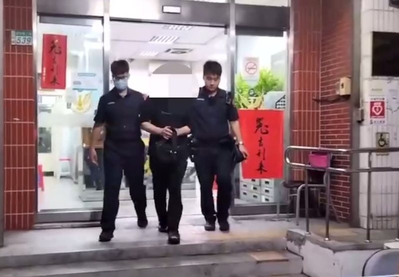 五金配件工廠老闆葉榮華拿水果刀刺登門鬧事的陳姓前租客,新北地院國民法官庭判葉17年徒刑,台灣高等法院裁定葉9月3日起延押2月。記者林昭彰/翻攝 五金配件工廠老闆葉榮華拿水果刀刺登門鬧事的陳姓前租客,新北地院國民法官庭判葉17年徒刑,台灣高等法院裁定葉9月3日起延押2月。記者林昭彰/翻攝