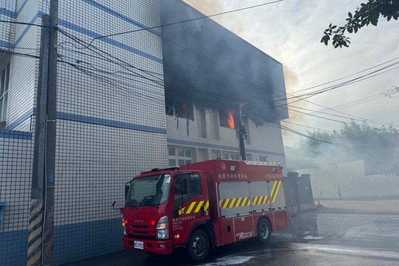 桃園市大園區環區西路266巷一處油墨工廠今上午傳出火警。記者周嘉茹/翻攝 桃園市大園區環區西路266巷一處油墨工廠今上午傳出火警。記者周嘉茹/翻攝