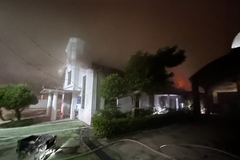 豐原天主堂昨深夜大火,所幸無人受傷。圖/記者陳秋雲翻攝 豐原天主堂昨深夜大火,所幸無人受傷。圖/記者陳秋雲翻攝