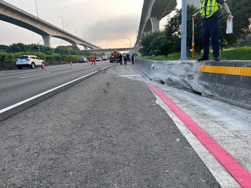 鄭姓男子今天清晨５點駕駛貨櫃車行經國道１號北上52.5公里機場系統時，不明原因擦撞護欄後翻覆，鄭男受困車內當場無意識，送醫不治。記者陳恩惠／翻攝