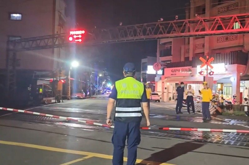 台鐵新自強號133車次昨晚7時16分許行經高市岡山區成功路平交道時,一名騎單車的男子突然闖越平交道,當場遭列車撞上,血肉模糊慘死;轄區警方在場指揮交通。記者石秀華/翻攝 台鐵新自強號133車次昨晚7時16分許行經高市岡山區成功路平交道時,一名騎單車的男子突然闖越平交道,當場遭列車撞上,血肉模糊慘死;轄區警方在場指揮交通。記者石秀華/翻攝