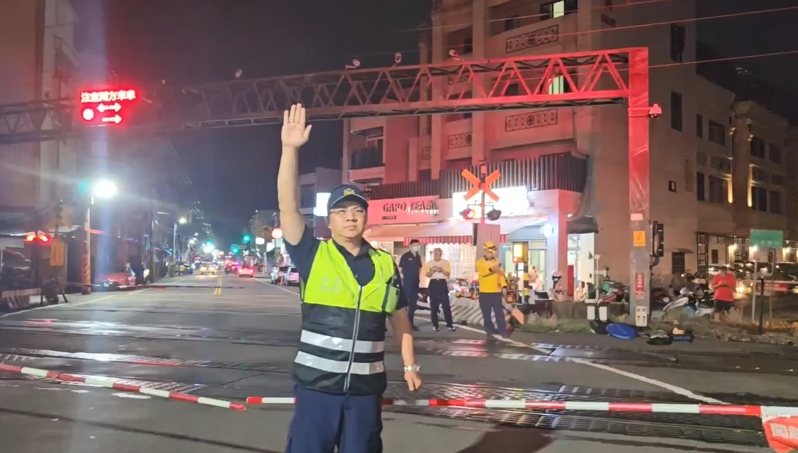 台鐵新自強號133車次昨晚7時16分許行經高市岡山區成功路平交道時,一名騎單車的男子突然闖越平交道,當場遭列車撞上,血肉模糊慘死;轄區警方在場指揮交通。記者石秀華/翻攝 台鐵新自強號133車次昨晚7時16分許行經高市岡山區成功路平交道時,一名騎單車的男子突然闖越平交道,當場遭列車撞上,血肉模糊慘死;轄區警方在場指揮交通。記者石秀華/翻攝