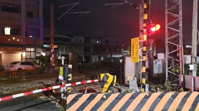 台鐵新自強號133車次昨晚7時16分許行經高市岡山區成功路平交道時,一名騎單車的男子突然闖越平交道,當場遭列車撞上,血肉模糊慘死。記者石秀華/翻攝 台鐵新自強號133車次昨晚7時16分許行經高市岡山區成功路平交道時,一名騎單車的男子突然闖越平交道,當場遭列車撞上,血肉模糊慘死。記者石秀華/翻攝