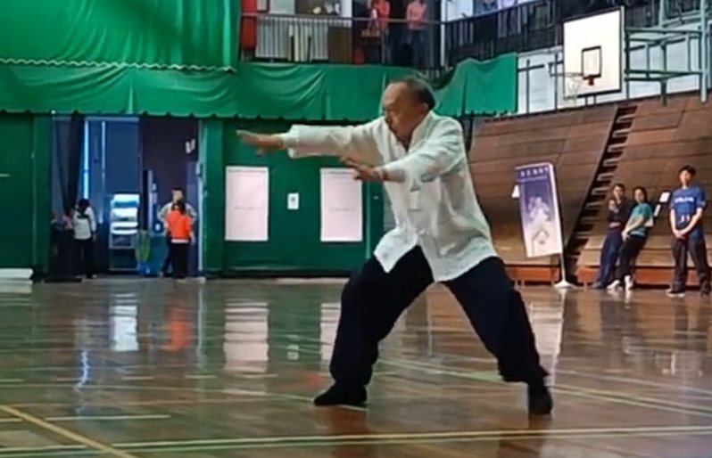 豐原百年「老雪花齋」,第二代呂松吉是武術界尊崇的武學大師,圖為呂老師去年受邀演示「南宗少林虎鷹拳」。圖/呂松吉提供 豐原百年「老雪花齋」,第二代呂松吉是武術界尊崇的武學大師,圖為呂老師去年受邀演示「南宗少林虎鷹拳」。圖/呂松吉提供