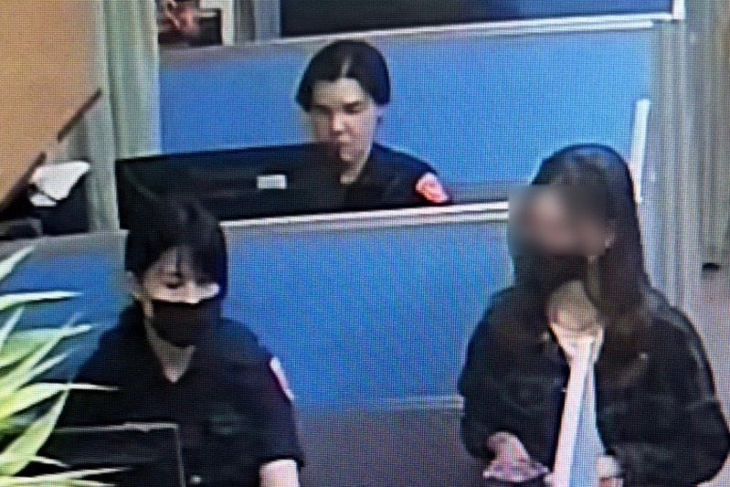 陳姓女子(右)見男網友得先繳付保證金4萬元,台南市警二分局博愛派出所警員張維婷(左)告知這是常見詐騙慣用伎倆,保住女子辛苦積蓄。記者黃宣翰/翻攝 陳姓女子(右)見男網友得先繳付保證金4萬元,台南市警二分局博愛派出所警員張維婷(左)告知這是常見詐騙慣用伎倆,保住女子辛苦積蓄。記者黃宣翰/翻攝