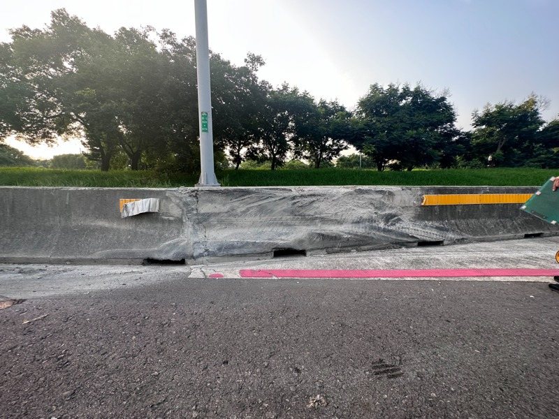 鄭姓男子今天清晨５點駕駛貨櫃車行經國道１號北上52.5公里機場系統時，不明原因擦撞護欄後翻覆，鄭男受困車內當場無意識，送醫不治。記者陳恩惠／翻攝