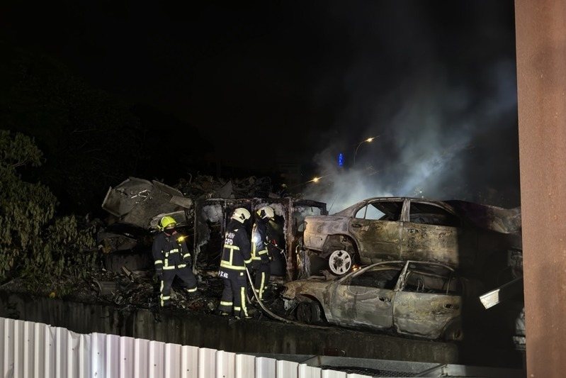台中市南屯區廢棄車廠在昨天深夜傳出火警,今天凌晨撲滅,多輛廢棄車被燒毀。圖/讀者提供 台中市南屯區廢棄車廠在昨天深夜傳出火警,今天凌晨撲滅,多輛廢棄車被燒毀。圖/讀者提供