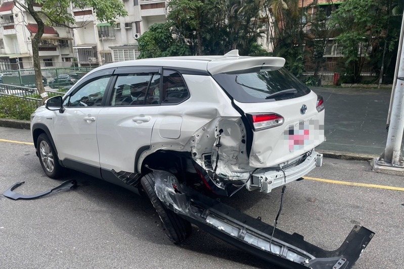 遭波及的轎車左後車身嚴重凹陷。記者黃子騰/翻攝 遭波及的轎車左後車身嚴重凹陷。記者黃子騰/翻攝