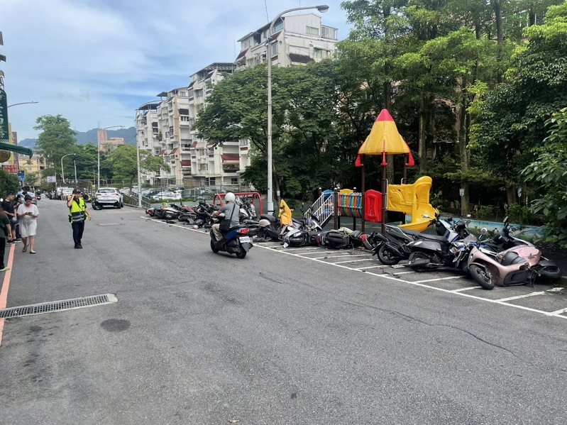 路旁停車格停放的25輛機車被撞倒了一片。記者黃子騰/翻攝 路旁停車格停放的25輛機車被撞倒了一片。記者黃子騰/翻攝