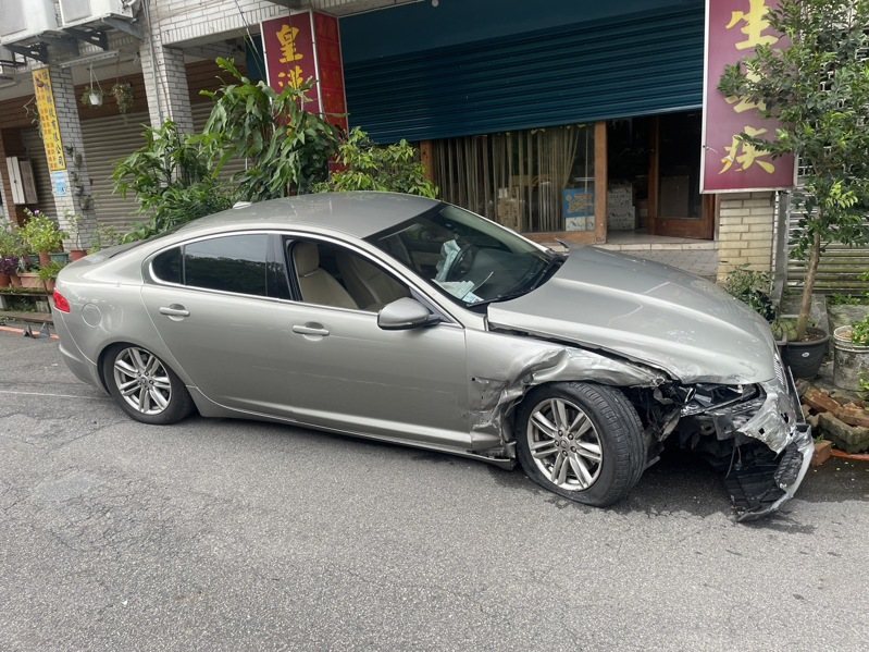 肇事的陳婦開的轎車右前車身嚴重毀損。記者黃子騰/翻攝 肇事的陳婦開的轎車右前車身嚴重毀損。記者黃子騰/翻攝