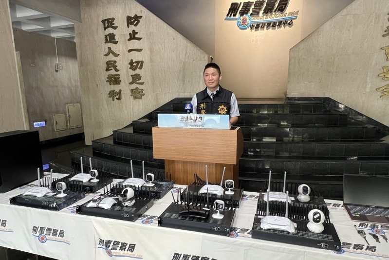 台南市陳姓男子等2人涉替詐團租賃套房,架設DMT設備詐騙台灣人,刑事局中打六隊收網抓人,查扣相關犯案工具。記者陳宏睿/攝影 台南市陳姓男子等2人涉替詐團租賃套房,架設DMT設備詐騙台灣人,刑事局中打六隊收網抓人,查扣相關犯案工具。記者陳宏睿/攝影