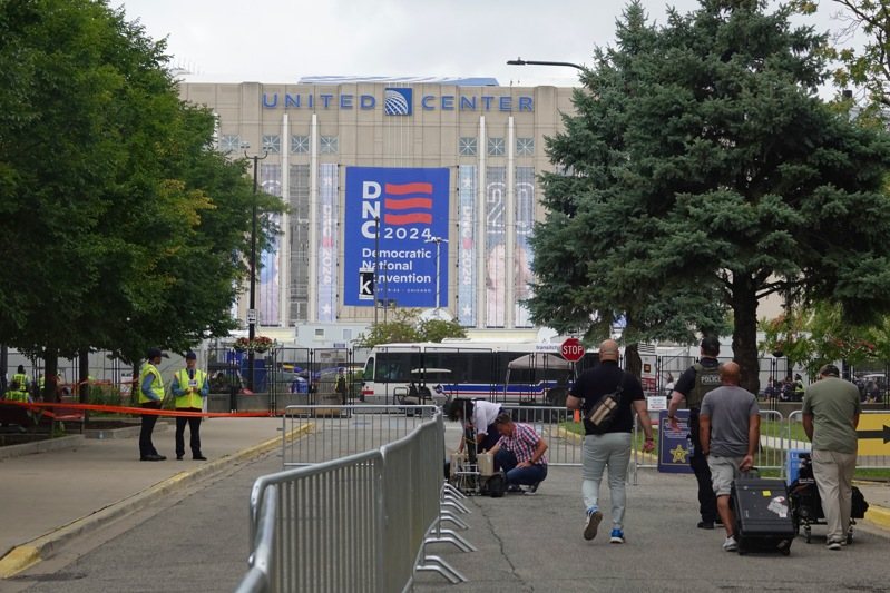 民主黨全代會主要議程在聯合中心（United Center）登場，記者現場觀察，18日中午過後還沒有見到大批警力來回巡邏或執行安全任務，聯合中心前有零星警力和安全人員駐守，一一確認所有進入場館者的許可。記者張文馨／攝影