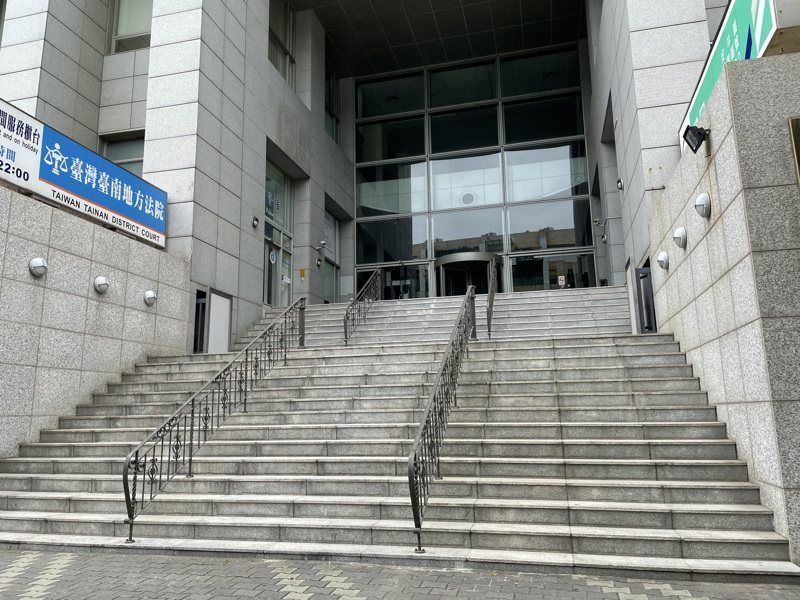 台南地院審酌，吳男與負責人素不相識，僅因尋找工作不順遂，即持水果刀於公開場所接近負責人，犯後矢口否認有持刀恐嚇犯行，認吳犯恐嚇危害安全罪處拘役50日。圖／本報資料照