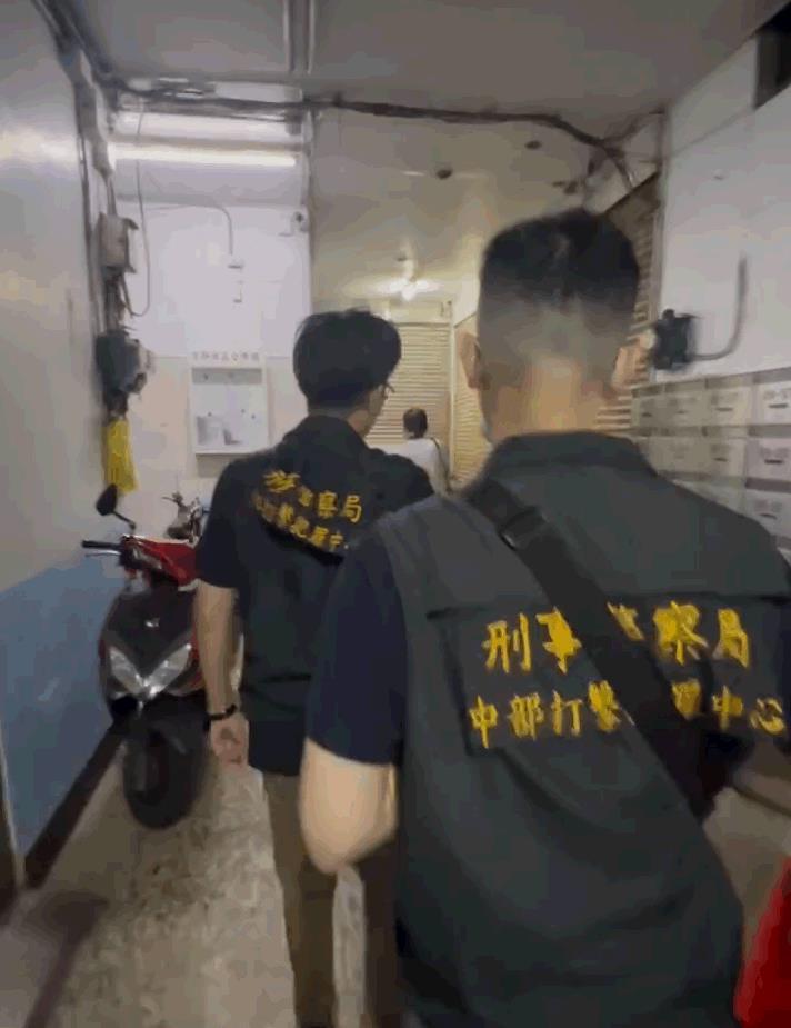 台南市陳姓男子等2人涉替詐團租賃套房,架設DMT設備詐騙台灣人,刑事局中打六隊收網抓人,查扣相關犯案工具。記者陳宏睿/翻攝 台南市陳姓男子等2人涉替詐團租賃套房,架設DMT設備詐騙台灣人,刑事局中打六隊收網抓人,查扣相關犯案工具。記者陳宏睿/翻攝