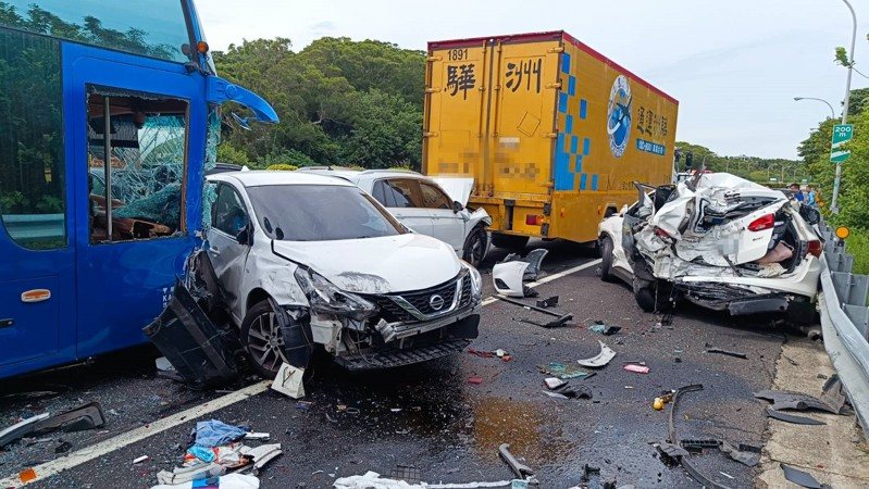 國道3號南向108.4公里新竹市香山路段,今天上午8點55分發生6車追撞事故,1台遊覽車不明原因追撞前方車輛,造成前方4台轎車,被夾在遊覽車與大貨車中間。圖/警消提供 國道3號南向108.4公里新竹市香山路段,今天上午8點55分發生6車追撞事故,1台遊覽車不明原因追撞前方車輛,造成前方4台轎車,被夾在遊覽車與大貨車中間。圖/警消提供