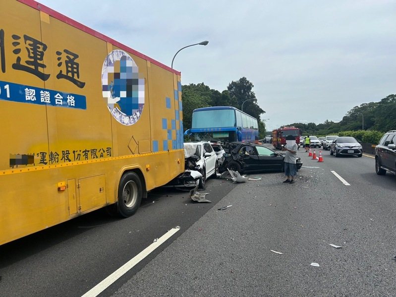 由於撞擊力道猛烈,當場4台轎車嚴重毀損,其中被夾在大車間的3台轎車駕駛皆擦挫傷送醫。圖/警消提供 由於撞擊力道猛烈,當場4台轎車嚴重毀損,其中被夾在大車間的3台轎車駕駛皆擦挫傷送醫。圖/警消提供