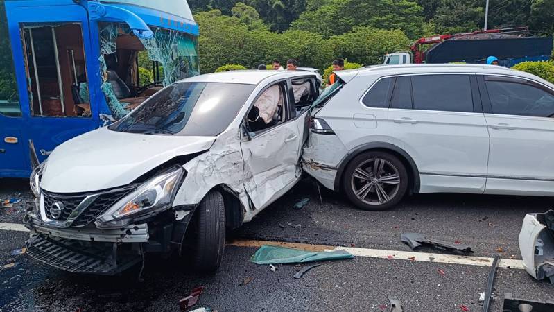 由於撞擊力道猛烈,當場4台轎車嚴重毀損,其中被夾在大車間的3台轎車駕駛皆擦挫傷送醫。圖/警消提供 由於撞擊力道猛烈,當場4台轎車嚴重毀損,其中被夾在大車間的3台轎車駕駛皆擦挫傷送醫。圖/警消提供