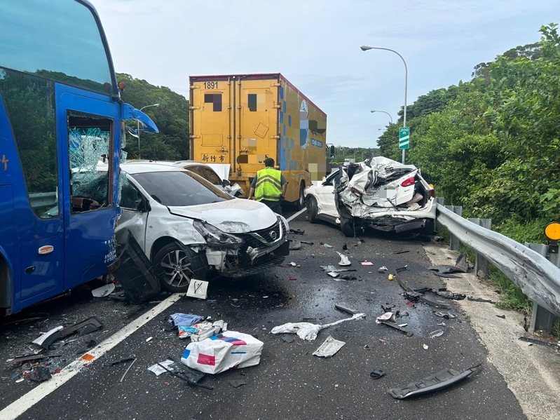 也因6車追撞占據外側2線車道,又正逢上班時間,導致後方車流嚴重「紫爆」回堵5公里,警方已立即到場指揮交通並排除事故,提醒用路人行經此處謹慎慢行。圖/警消提供 也因6車追撞占據外側2線車道,又正逢上班時間,導致後方車流嚴重「紫爆」回堵5公里,警方已立即到場指揮交通並排除事故,提醒用路人行經此處謹慎慢行。圖/警消提供