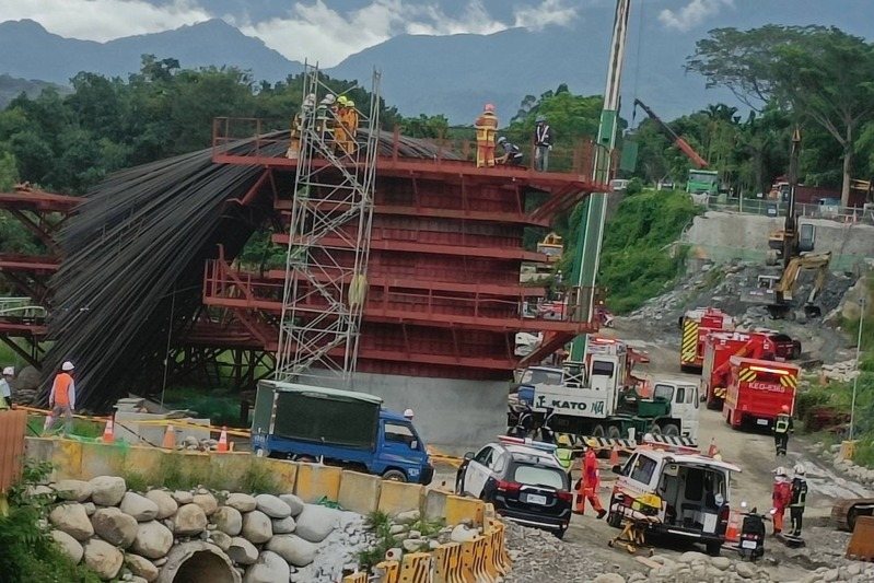 台中市東豐快速道路第三標工程今早工安意外,大量鋼筋掉落壓到施作的外籍移工,目前調度大型機具搶救。圖/讀者提供 台中市東豐快速道路第三標工程今早工安意外,大量鋼筋掉落壓到施作的外籍移工,目前調度大型機具搶救。圖/讀者提供
