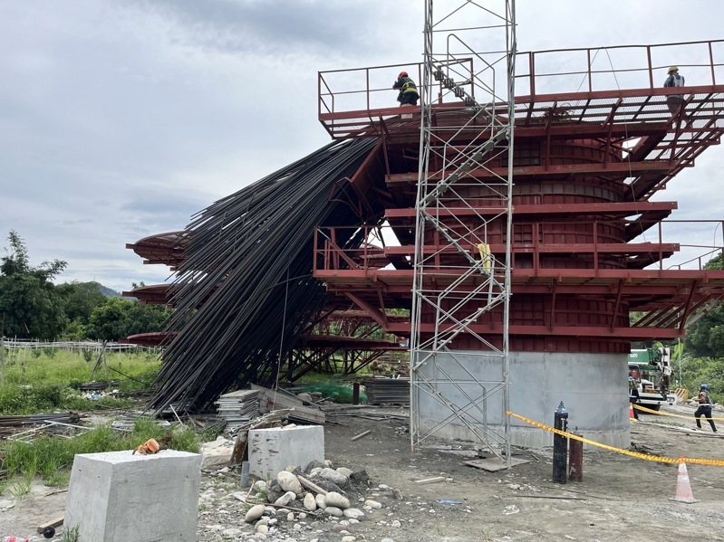 台中市東豐快速道路第三標工程今早工安意外,大量鋼筋掉落壓到施作的外籍移工,目前調度大型機具搶救。圖/讀者提供 台中市東豐快速道路第三標工程今早工安意外,大量鋼筋掉落壓到施作的外籍移工,目前調度大型機具搶救。圖/讀者提供