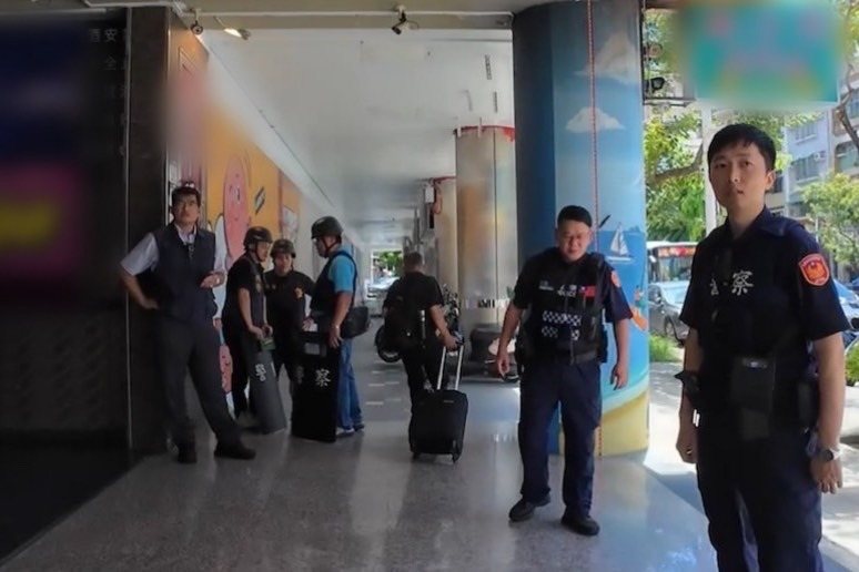 林男烏龍報案讓警方荷槍實彈到場,最後自己被處最重1萬2000元罰鍰。記者張議晨/翻攝 林男烏龍報案讓警方荷槍實彈到場,最後自己被處最重1萬2000元罰鍰。記者張議晨/翻攝