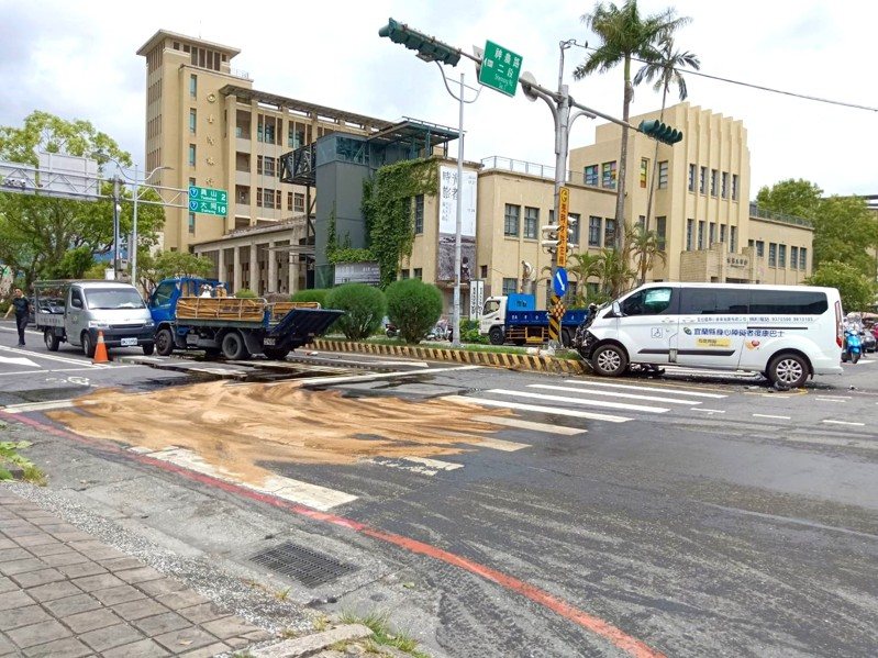 宜蘭市新月百貨公司前五叉路口,今天上午發生4車大對撞,現場滿目瘡痍,一輛復康巴士車頭被撞爛,騎車婦人因油汙滑倒,造成3人送醫。記者戴永華/攝影 宜蘭市新月百貨公司前五叉路口,今天上午發生4車大對撞,現場滿目瘡痍,一輛復康巴士車頭被撞爛,騎車婦人因油汙滑倒,造成3人送醫。記者戴永華/攝影