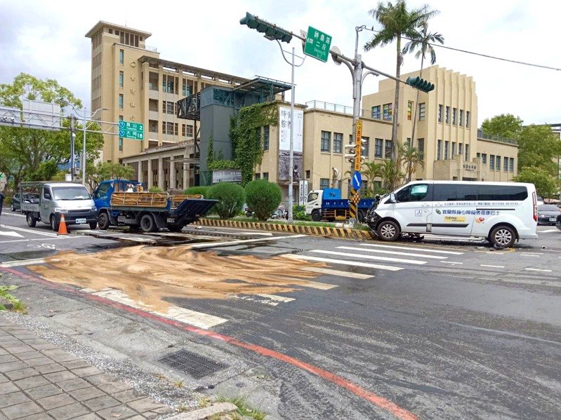 宜蘭市新月百貨公司前五叉路口,今天上午發生4車大對撞,現場滿目瘡痍,一輛復康巴士車頭被撞爛,騎車婦人因油汙滑倒,造成3人送醫。記者戴永華/攝影 宜蘭市新月百貨公司前五叉路口,今天上午發生4車大對撞,現場滿目瘡痍,一輛復康巴士車頭被撞爛,騎車婦人因油汙滑倒,造成3人送醫。記者戴永華/攝影