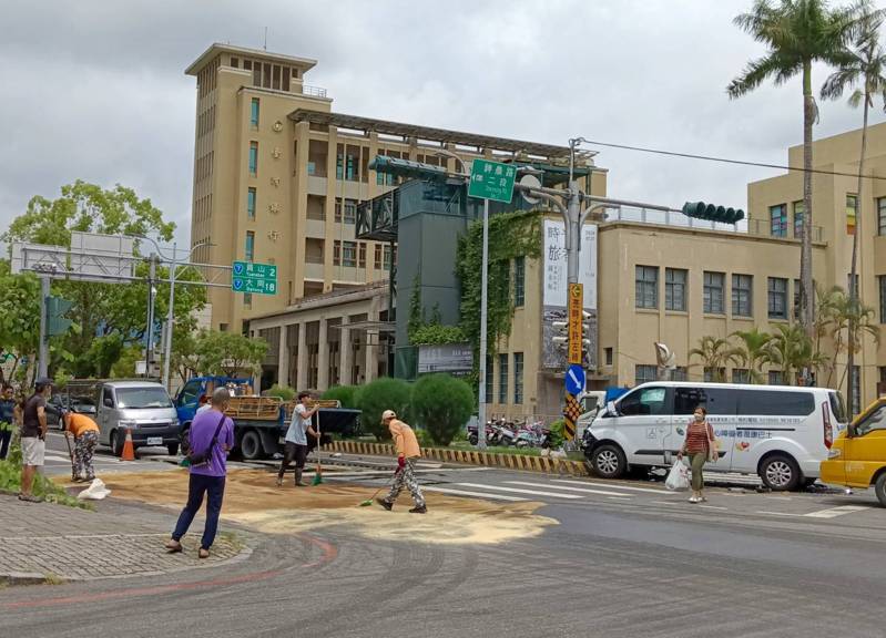 宜蘭市新月百貨公司前五叉路口,今天上午發生4車大對撞,現場滿目瘡痍,一輛復康巴士車頭被撞爛,騎車婦人因油汙滑倒,造成3人送醫。記者戴永華/攝影 宜蘭市新月百貨公司前五叉路口,今天上午發生4車大對撞,現場滿目瘡痍,一輛復康巴士車頭被撞爛,騎車婦人因油汙滑倒,造成3人送醫。記者戴永華/攝影